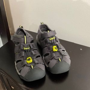 KEENS BOYS  SIZE 13 SPORTS WATER SHOES